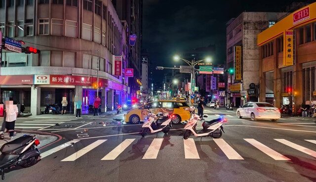 台灣新聞通訊社-三重嚴重車禍！機車雙載男女噴飛「腦出血、骨盆碎」重傷