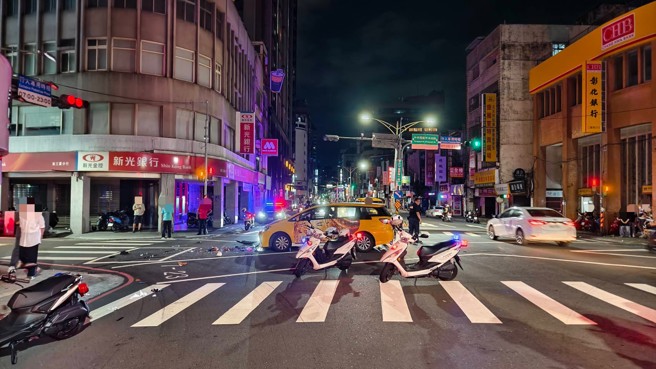 台灣新聞通訊社-三重嚴重車禍!機車雙載男女噴飛「腦出血、骨盆碎」重傷
