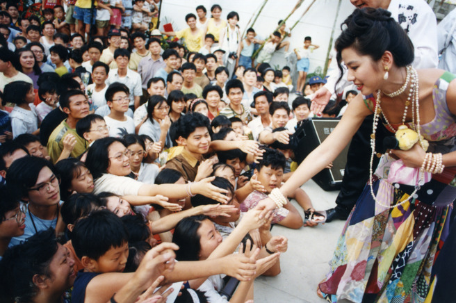 台灣新聞通訊社-鍾楚紅30年前舊照曝光!燦笑出席中和工地秀 行情約百萬