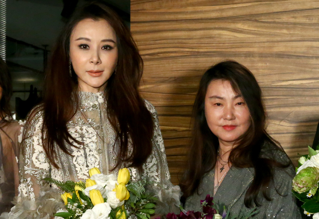台灣新聞通訊社-溫慶珠追思會眾人獻白玫瑰 30年摯友蕭薔不發一語送別