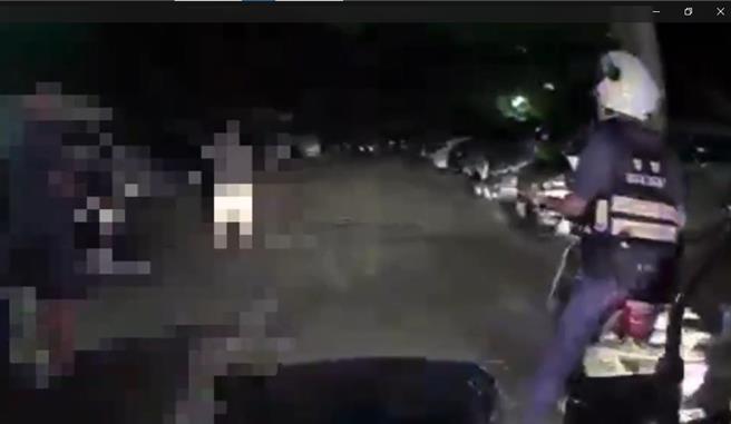 台灣新聞通訊社-新北深夜5聲槍響!男尾隨停車場狂開槍 20分鐘後竟帶槍自首