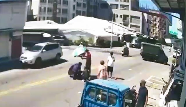台灣新聞通訊社-路口猛撞女騎士騰空噴飛！ 義消父子衝出門「一救人、一封路」