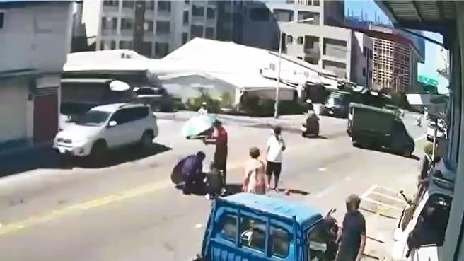 台灣新聞通訊社-路口猛撞女騎士騰空噴飛! 義消父子衝出門「一救人、一封路」