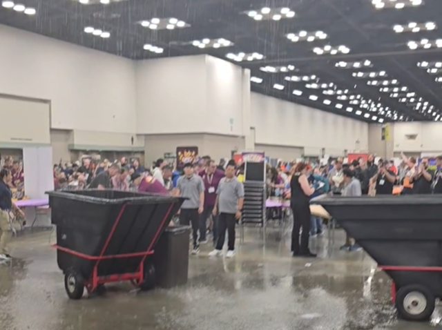 台灣新聞通訊社-暴雨轟炸遊戲展「Gen Con」！會場漏水畫面瘋傳