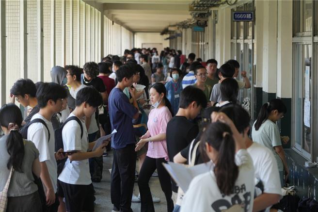 台灣新聞通訊社-分科測驗成績出爐 數甲頂標44級分「近3年最低」