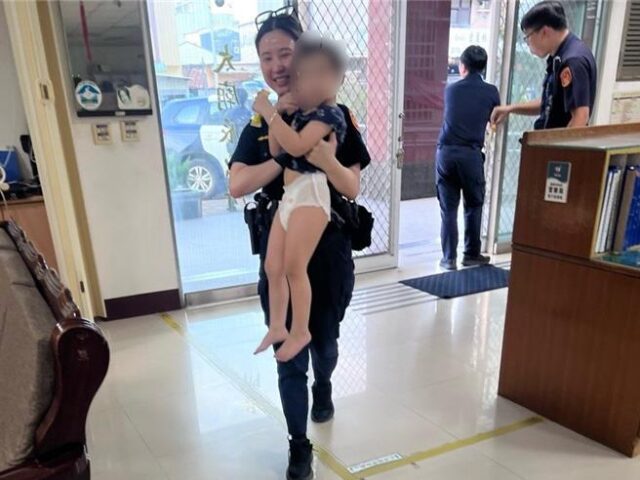 台灣新聞通訊社-粗心父母將2歲兒丟給失智嬤看顧 男童穿尿布離家警尋回
