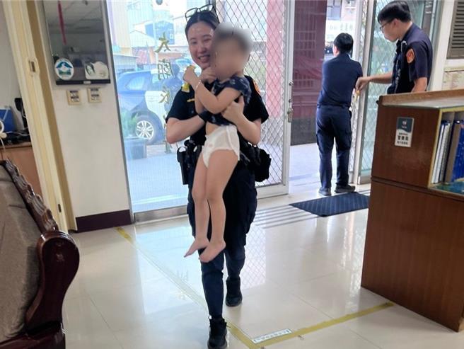 台灣新聞通訊社-粗心父母將2歲兒丟給失智嬤看顧 男童穿尿布離家警尋回