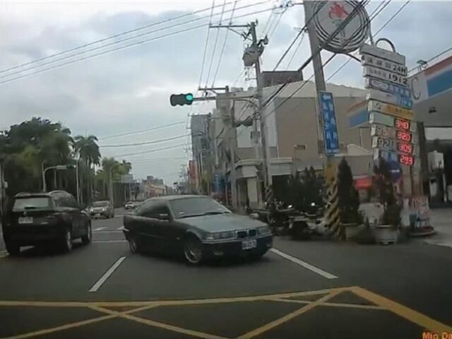 台灣新聞通訊社-驚見老BMW三寶行為 切西瓜逆向進加油站被狂叭