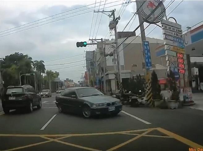 台灣新聞通訊社-驚見老BMW三寶行為 切西瓜逆向進加油站被狂叭
