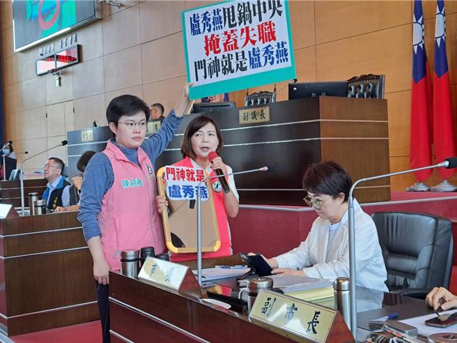 台灣新聞通訊社-綠營轟「毒媽媽、後母市長」送鏡子要盧秀燕照照自己