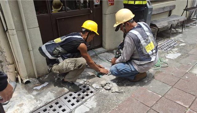 台灣新聞通訊社-排水改善工程挖斷瓦斯管 全巷居民緊急撤離