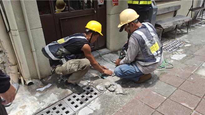 台灣新聞通訊社-排水改善工程挖斷瓦斯管 全巷居民緊急撤離