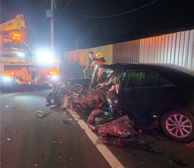 台灣新聞通訊社-聚餐與女友口角離席 高雄男駕車自撞電桿「整車變形」身亡