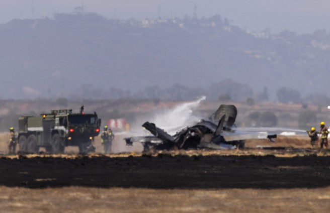 台灣新聞通訊社-影》美F-35B戰機加州《捍衛戰士》拍攝地墜毀爆炸 駕駛彈射逃生 影曝慘狀
