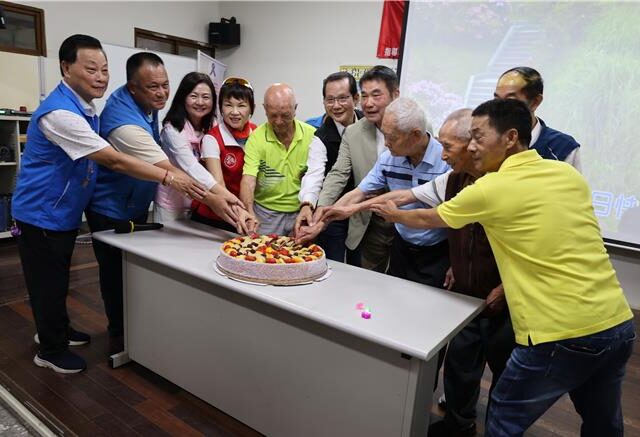 台灣新聞通訊社-苗栗縣長訪視三義鄉雙潭社區關懷據點 強調縣府加碼3千餐費