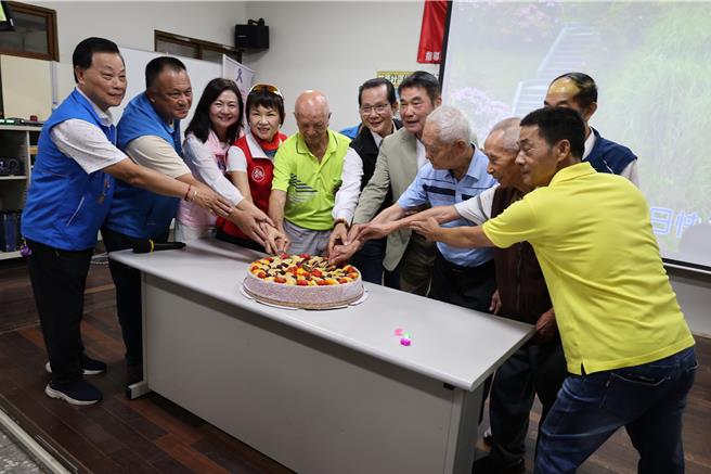 台灣新聞通訊社-苗栗縣長訪視三義鄉雙潭社區關懷據點 強調縣府加碼3千餐費