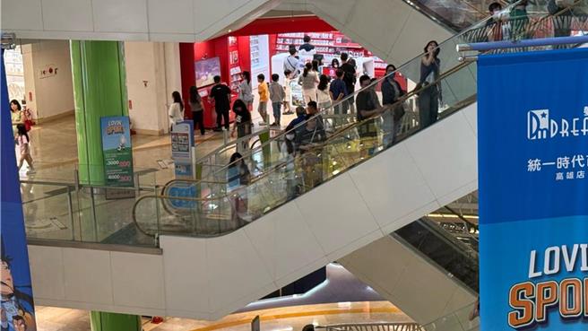 台灣新聞通訊社-高雄百貨狂飄神秘屎味!他驚見「男子挖糞塗牆」業者回應了