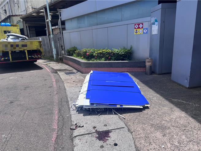 台灣新聞通訊社-新北17歲女工遭掉落板材重砸!頭部撕裂傷、腳骨折送醫
