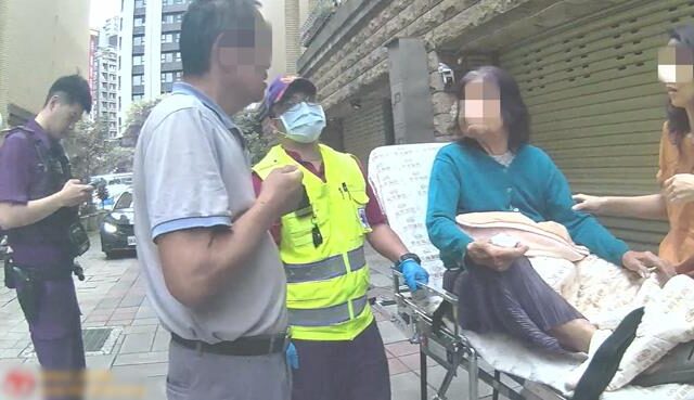 台灣新聞通訊社-婦人散步迷途熱心鄰居神救援　警挨家挨戶助返家