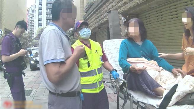 台灣新聞通訊社-婦人散步迷途熱心鄰居神救援 警挨家挨戶助返家