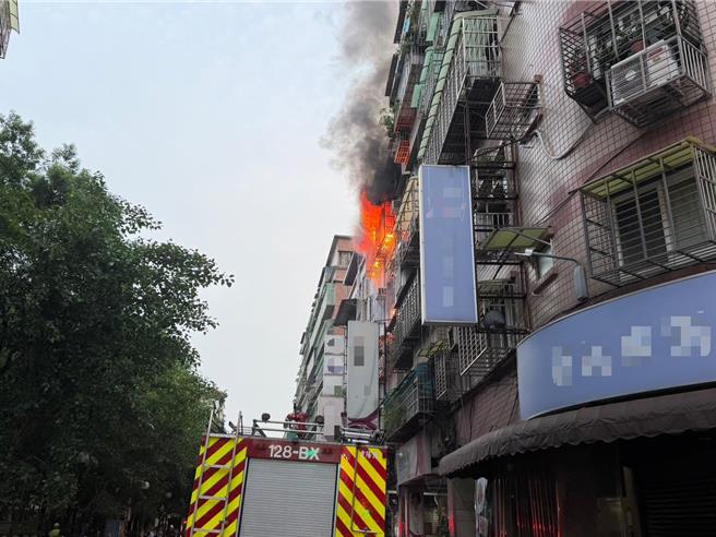 台灣新聞通訊社-火舌狂竄5樓住宅!三重一家4口受困 父子命危送醫病況曝光