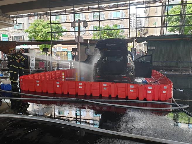 台灣新聞通訊社-北市電動休旅車充電冒煙 消防噴水80分鐘才撲滅
