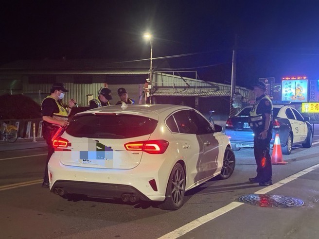 台灣新聞通訊社-烘爐地深夜改裝車炸街 中和警聯手環保局「靜城掃蕩」25車慘了