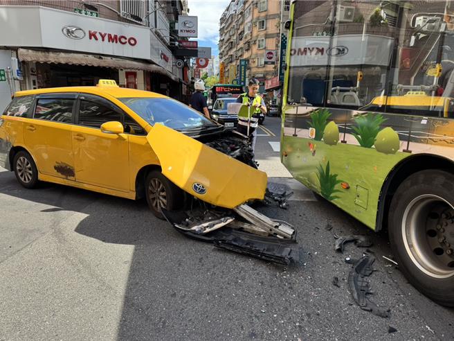 台灣新聞通訊社-驚險畫面曝!蘆洲小黃巷口撞公車「車頭零件散落」司機送醫