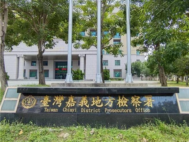 台灣新聞通訊社-才出獄1年!男剪刀抵店員脖子搶超商 檢認「難矯正」建請重判10年