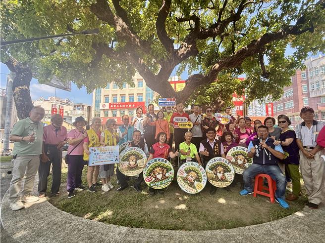 台灣新聞通訊社-潮州200年老茄苳立解說牌!居民自籌經費傳承回憶