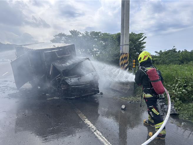 台灣新聞通訊社-苗栗縣後龍台6線火燒車！ 小貨車自撞起火司機燒成焦屍