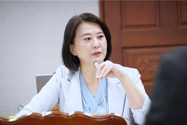 台灣新聞通訊社-吳思瑤稱凍結公視預算恐只能看央視 王鴻薇：把民視當塑膠？