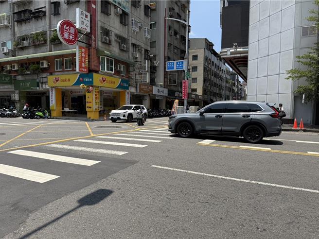 台灣新聞通訊社-人車事故頻傳!高雄首設「矩形快速閃爍警示燈」降事故