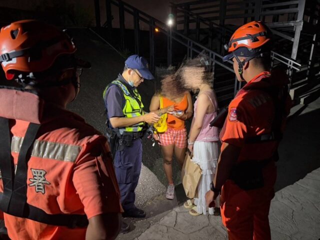 台灣新聞通訊社-高美濕地暗夜驚魂！2女沉迷夕陽忘歸路 海巡摸黑撿回2命