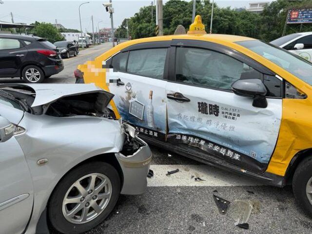 台灣新聞通訊社-金門小黃闖紅燈釀禍！ 「疑趕送客」碰撞驚險畫面曝光