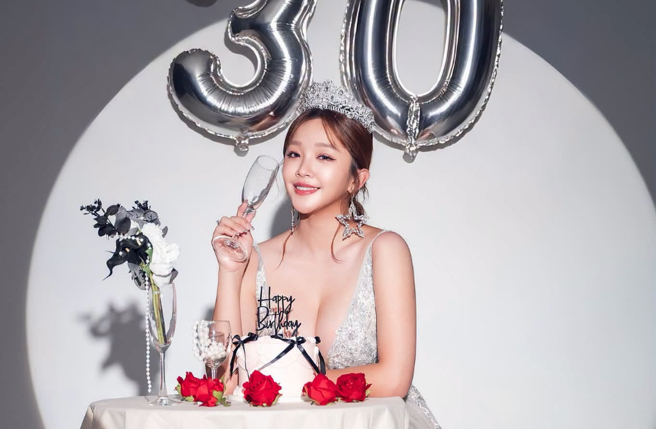台灣新聞通訊社-八點檔女神30歲生日!曬絕美仙氣照 深V銀白禮服辣露鎖骨