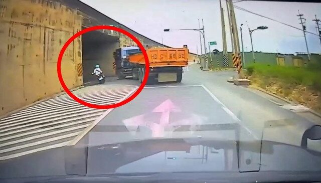 台灣新聞通訊社-雙載機車亂超車衝涵洞撞牆　網驚：砂石車司機差點背鍋