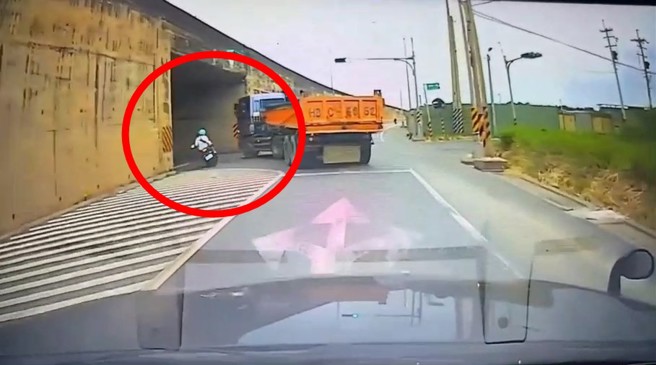 台灣新聞通訊社-雙載機車亂超車衝涵洞撞牆 網驚:砂石車司機差點背鍋
