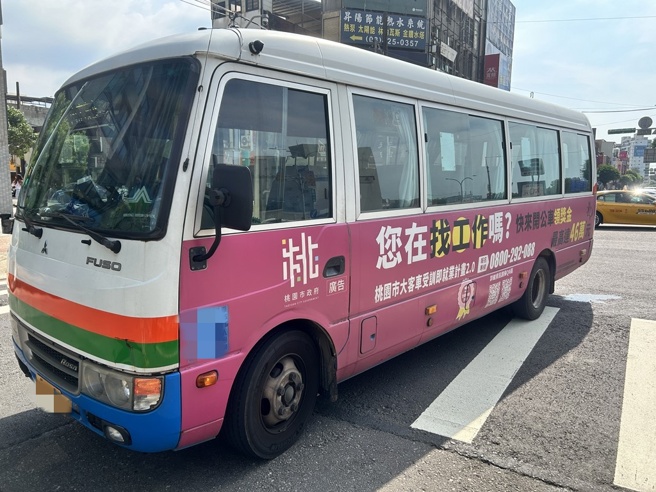 台灣新聞通訊社-桃園市民小巴轉彎疑未停讓! 28歲女走斑馬線遭撞飛重傷
